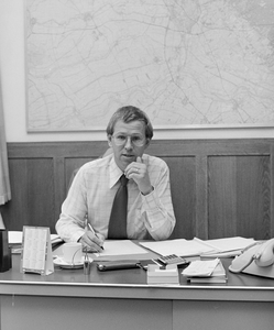 884257 Portret van dhr. Schuit, medewerker van het Gemeentelijk Energiebedrijf (G.E.B., Nicolaas Beetsstraat 3) te Utrecht.